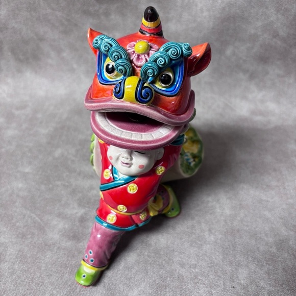 Vintage Porcelain Chinese Lion Dance Statue - Signed -In original Box - Picture 3 of 12